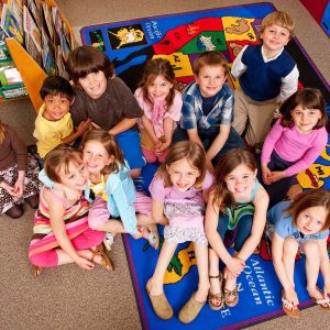 תמונה של ילדים מחייכים בגן